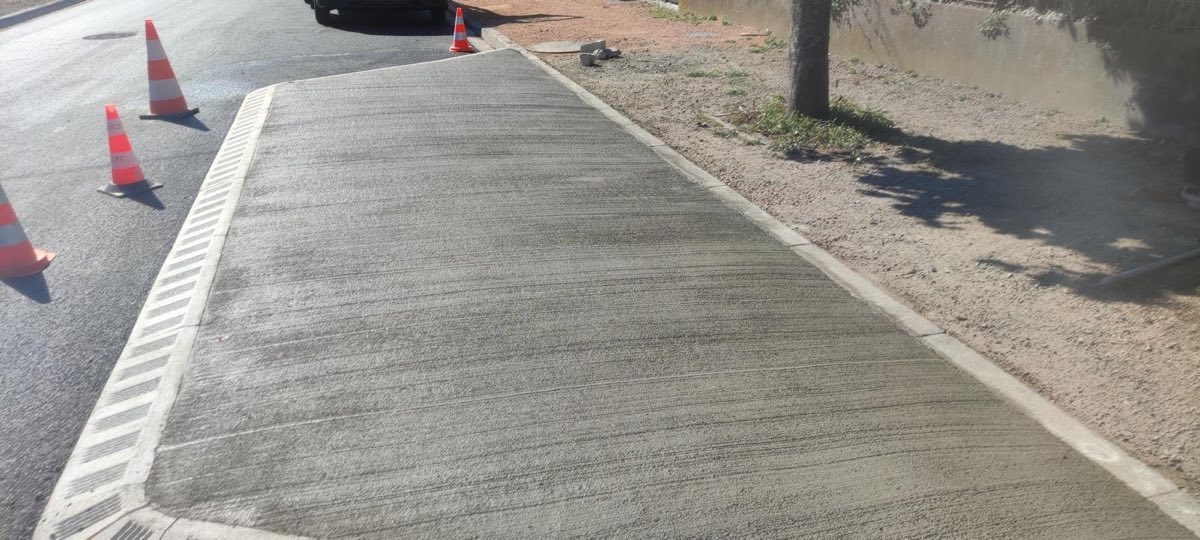 Rampe en béton balayé le long d'une route