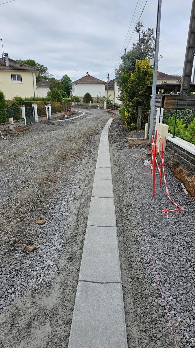 Pose de bordures le long d'une allée