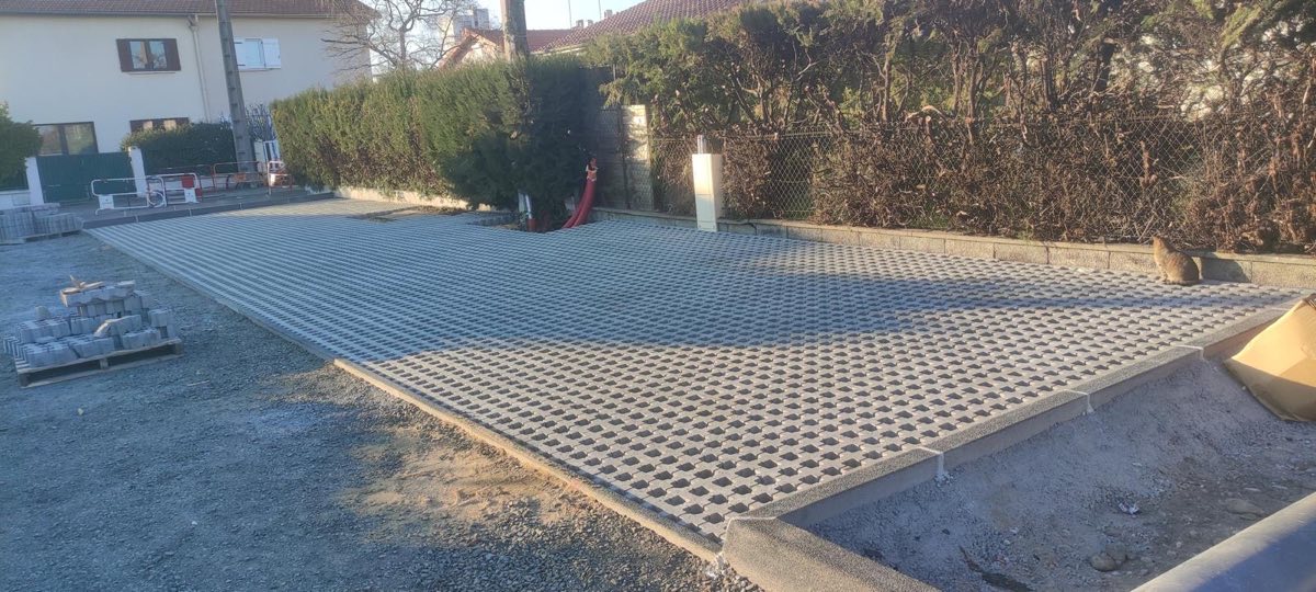 Large allée en dalles alvéolées engazonnées