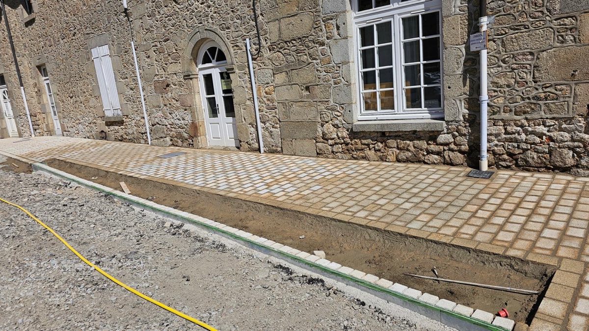 Pavés en pierre devant une façade de village, autre vue