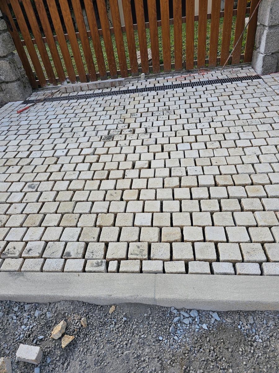Pavés en pierre près d'un portail en bois